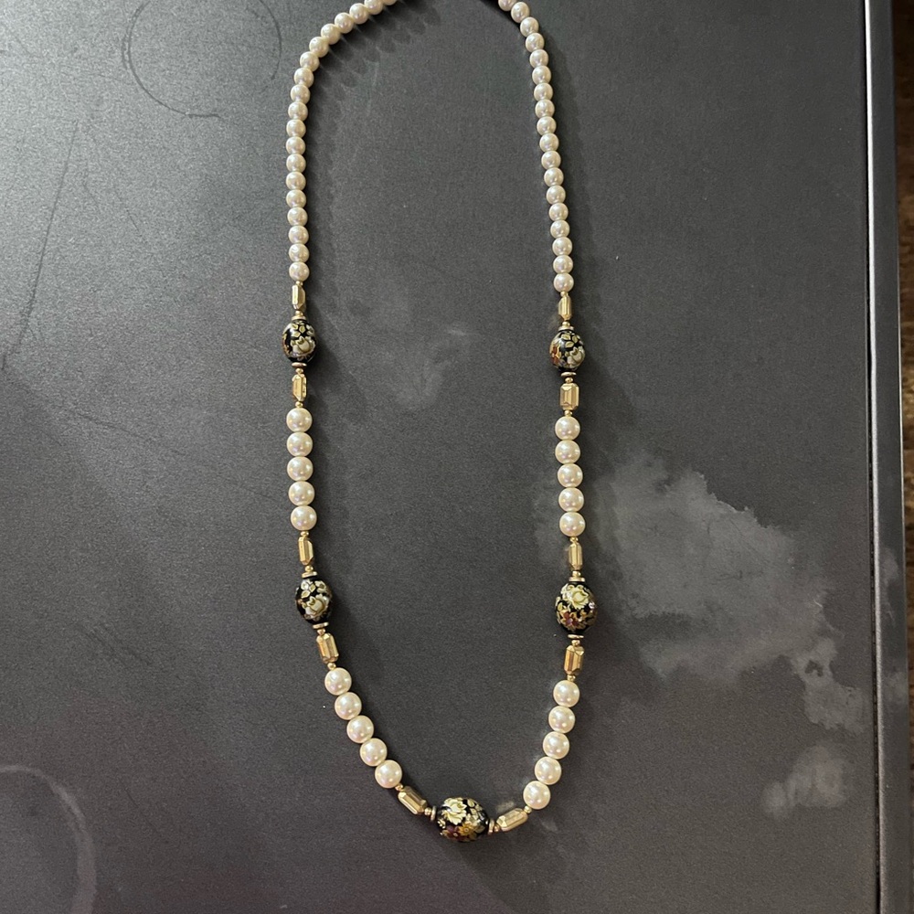 1960 pearl necklace featuring faux pearls Porcelain Accent Beads -Japan - Picture 3 of 6